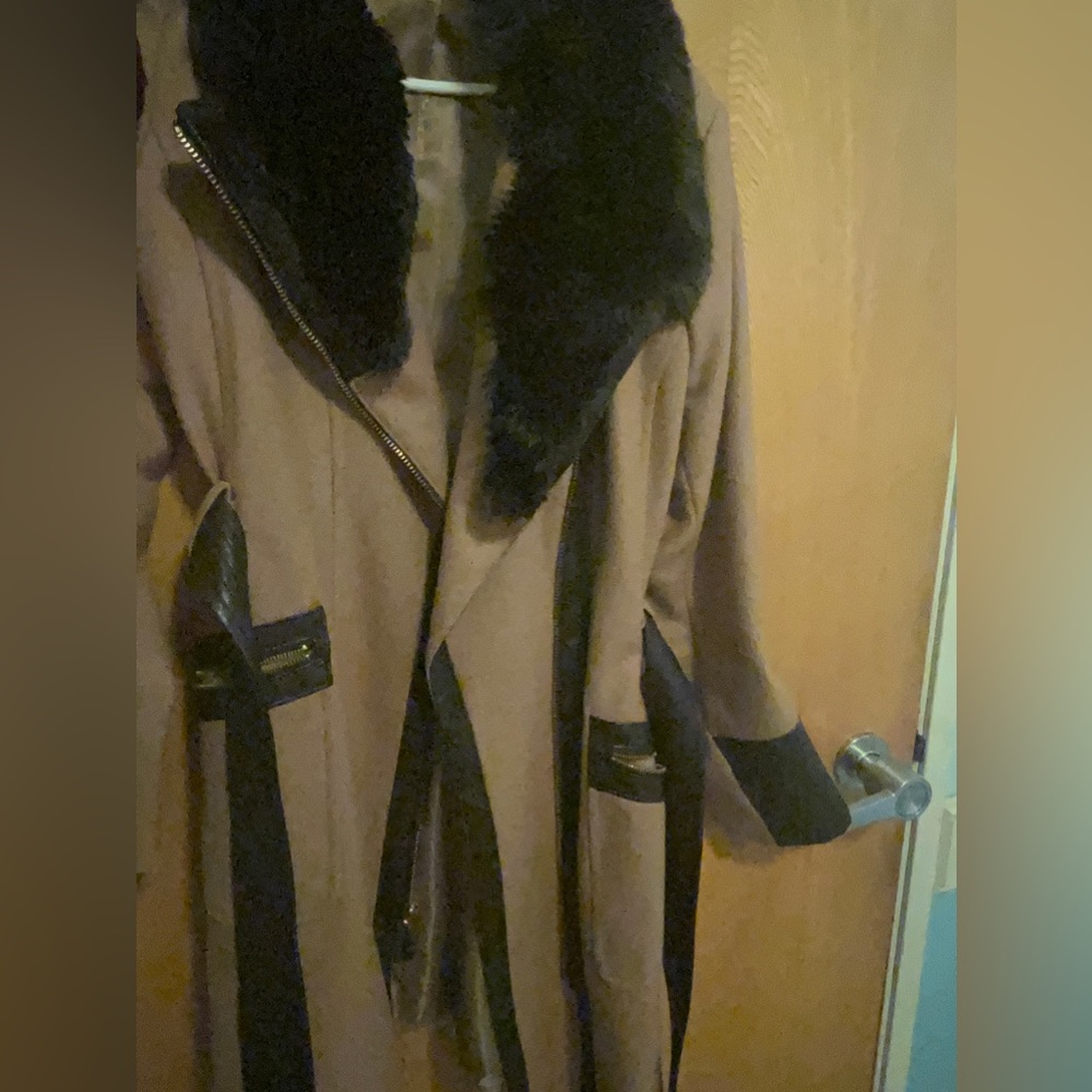 Wool coat zip up zipper on both pockets. Patent leather trimmer. by Via Spiga